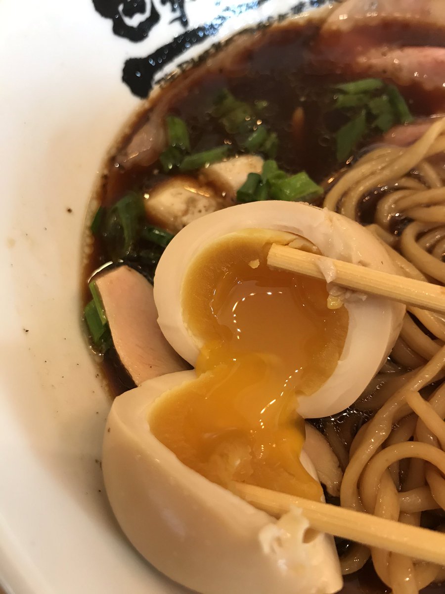 <합정 - 세상끝의라멘>
계란과 챠슈가 좋았다

오사카에서 먹었던 멘야죠로쿠 생각하고 가니 좀 아쉽긴했지만 흔치않은 검은라면이다보니 나름 만족스러운 집 

면이 조금 부족하다는 느낌이있었는데 면사리나 공기밥 모두 500원이라 추가하기 부담스럽지도않다