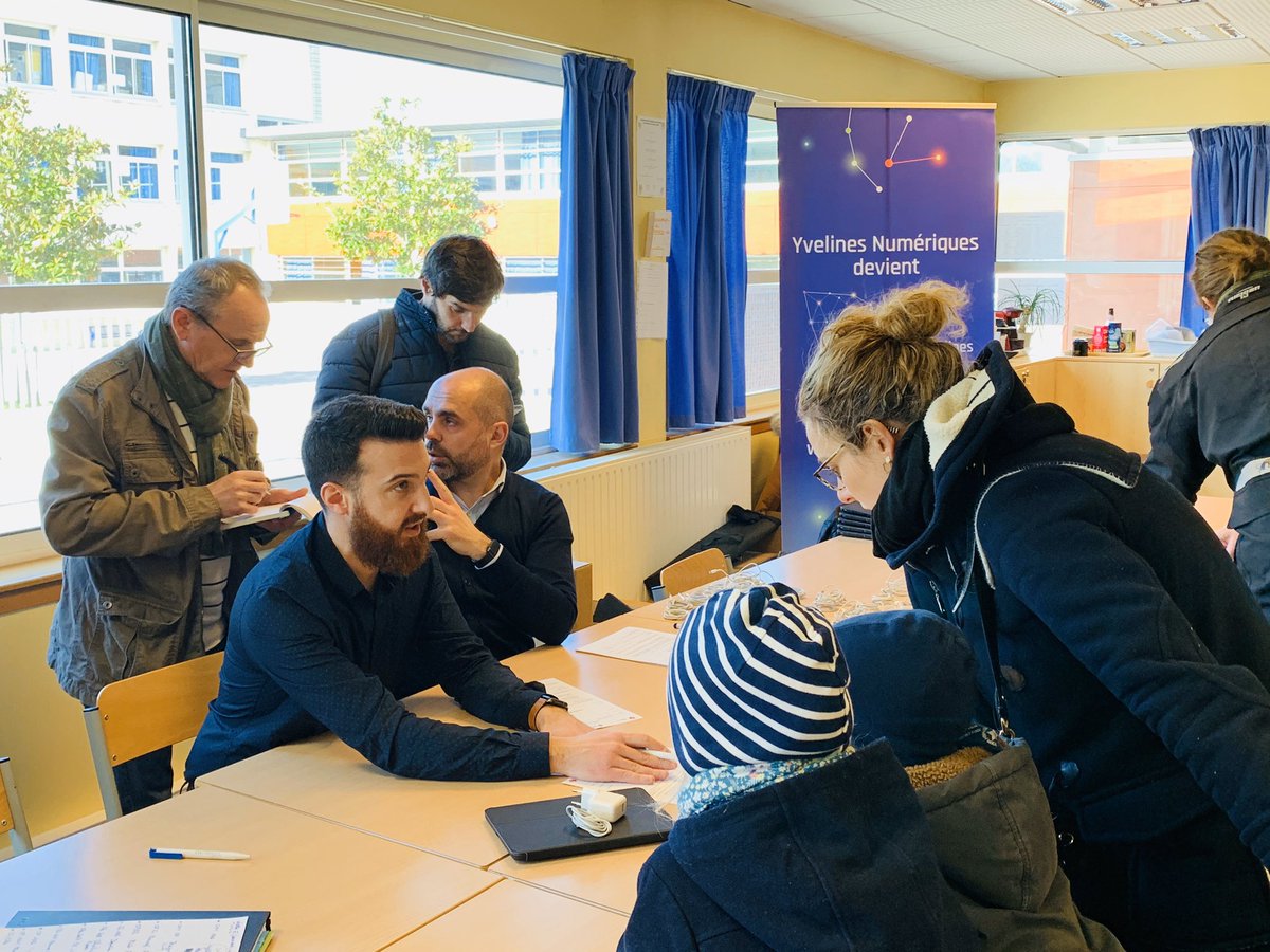KARLOLIVE's tweet photo. Distribution de tablettes aux élèves de l’école #LesSablons, en partenariat avec @synumerique, pour assurer la continuité des travaux en classe grâce aux exercices postés chaque jour par les professeurs ! #COVID19
Merci à @Les_Yvelines et @synumerique pour leur réactivité ! https://t.co/toEjjs08MW