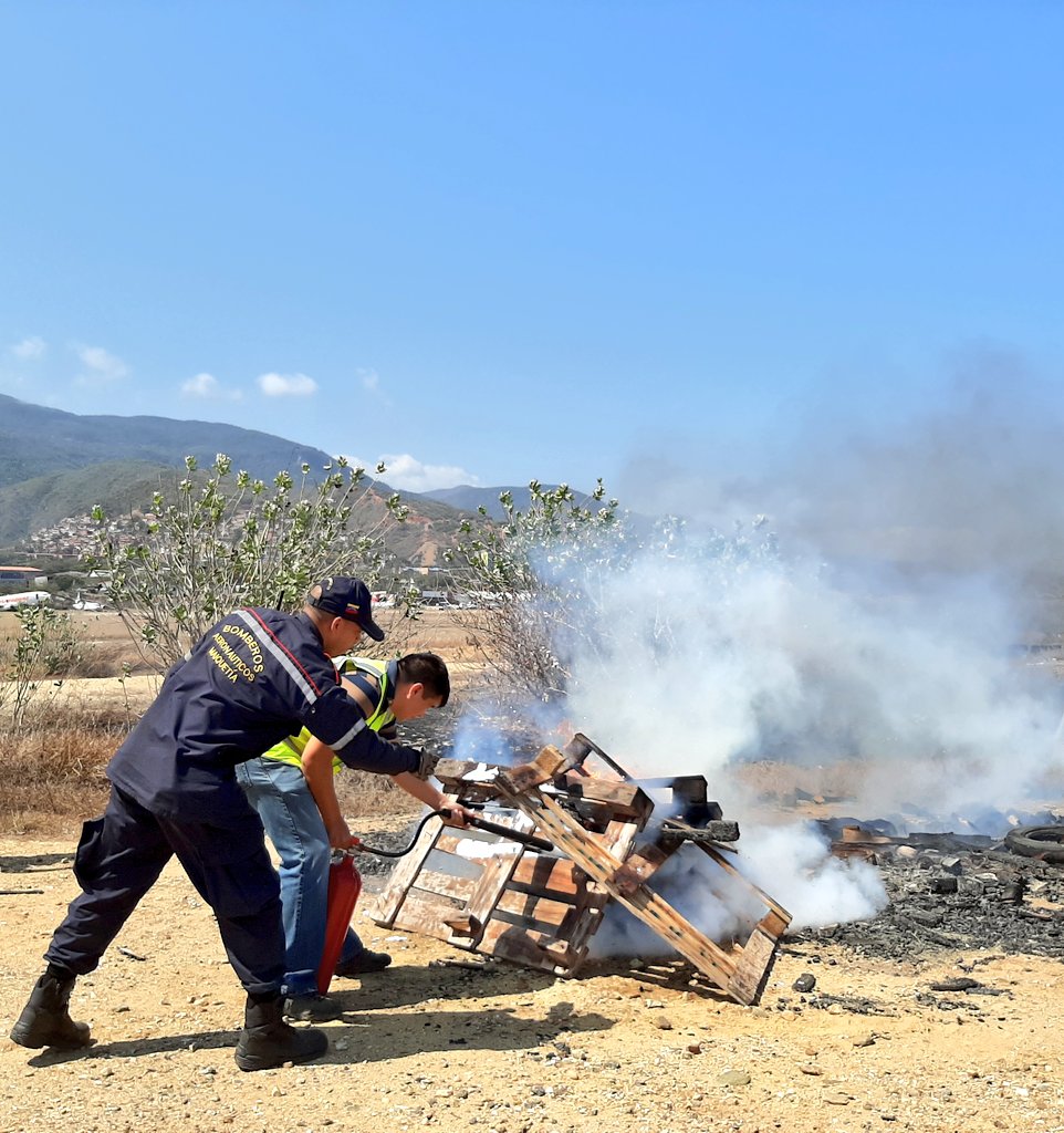 #InfoIAIM || Personal de <a href="/LAConviasa/">conviasa_ve</a> recibe curso inicial de práctica de extinción de fuego, en coordinación con el Cuerpo de Bomberos Aeronáuticos del #IAIM, a fin de reforzar los conocimientos ante posible incendio.

¡Fortalecemos labor de prevención!
__
<a href="/NicolasMaduro/">Nicolás Maduro</a>