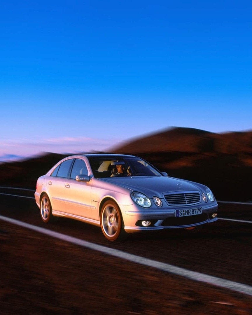 MercedesBenzGR's tweet photo. Το στιλ δεν ξεθωριάζει. Από το 2002 η Mercedes-Benz E 55 AMG λάμπει δυνατά.

#EClass #MercedesAMG #DrivingPerformance #ClassicAMG https://t.co/Pzjv9JwoMV