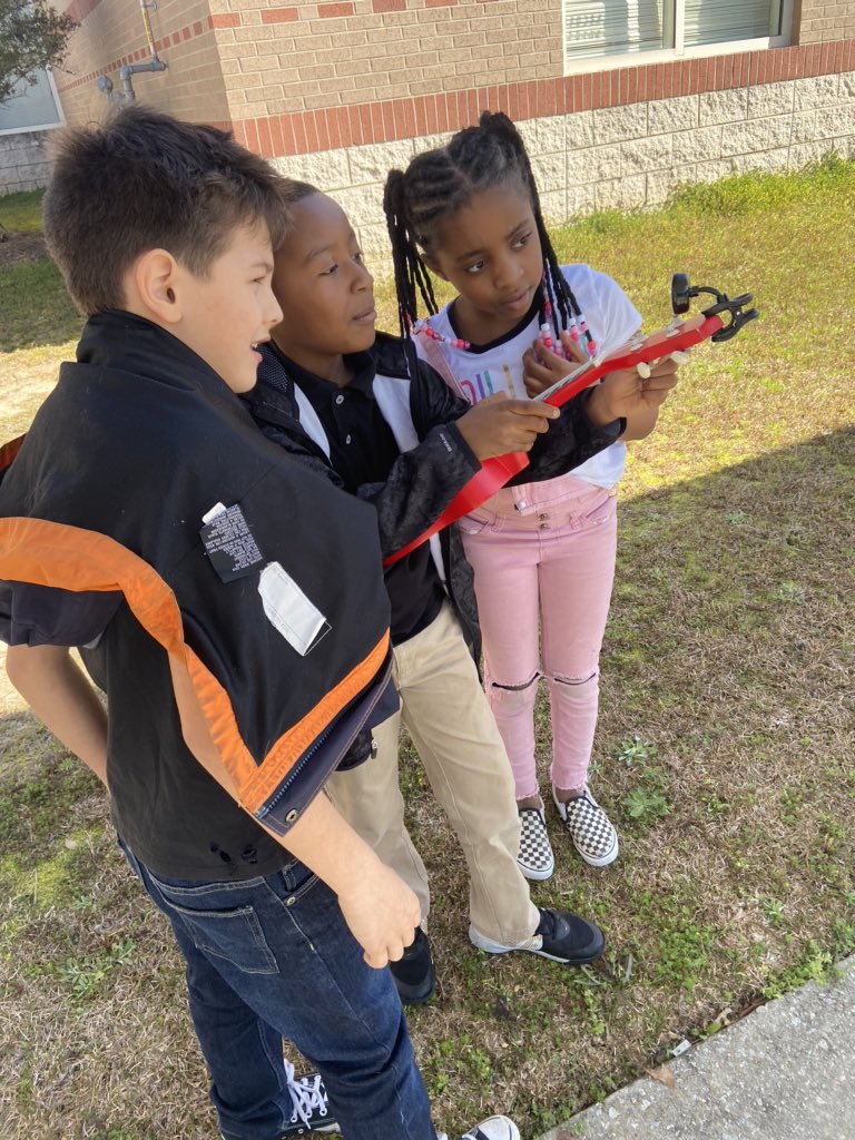 RCE_Music_Class's tweet photo. Busting out our brand new ukulele tuners today! We went outside to spread out, and also because it’s a beautiful day! 🌞 https://t.co/KjsaOZdlNu