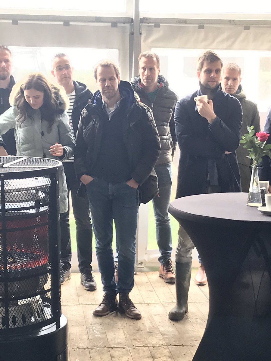 AlbertTrip's tweet photo. Start van de bouw van het grootste zonnepark van Nederland. #1eExloërmond #avitec #avebe Freek Buijtelaar en @TjisseStelpstra slaan de eerste paal in de grond https://t.co/vNUKWrd4lC