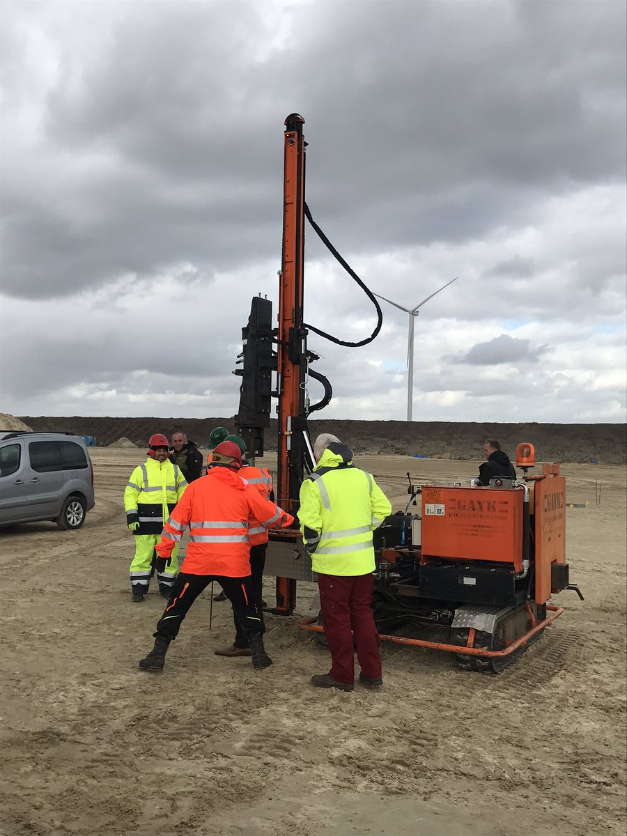 AlbertTrip's tweet photo. Start van de bouw van het grootste zonnepark van Nederland. #1eExloërmond #avitec #avebe Freek Buijtelaar en @TjisseStelpstra slaan de eerste paal in de grond https://t.co/vNUKWrd4lC
