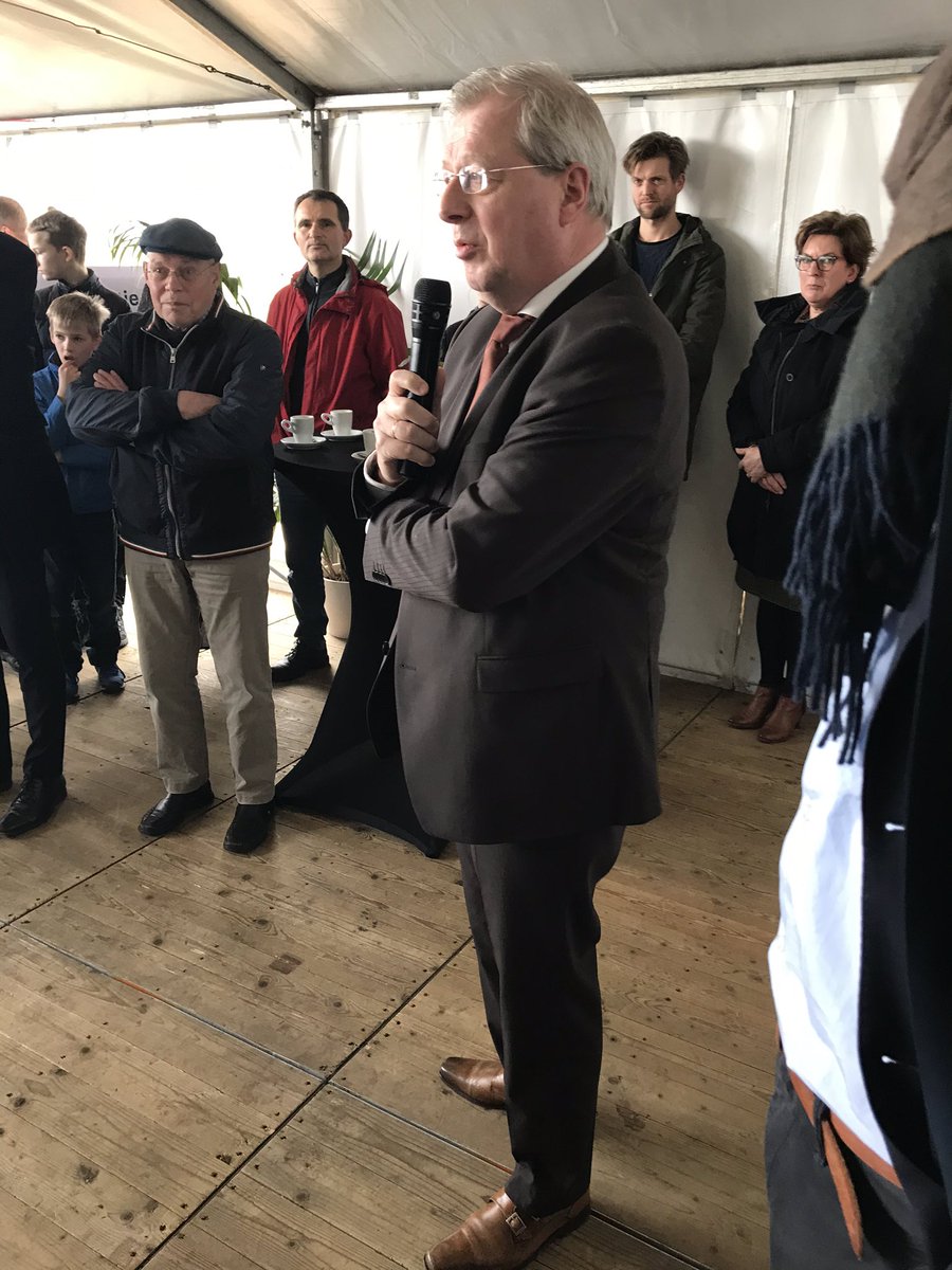 AlbertTrip's tweet photo. Start van de bouw van het grootste zonnepark van Nederland. #1eExloërmond #avitec #avebe Freek Buijtelaar en @TjisseStelpstra slaan de eerste paal in de grond https://t.co/vNUKWrd4lC