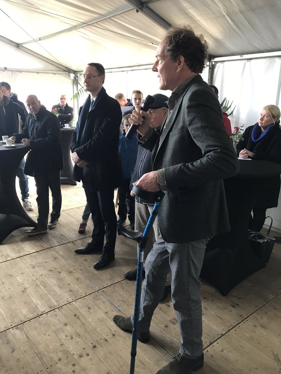 AlbertTrip's tweet photo. Start van de bouw van het grootste zonnepark van Nederland. #1eExloërmond #avitec #avebe Freek Buijtelaar en @TjisseStelpstra slaan de eerste paal in de grond https://t.co/vNUKWrd4lC