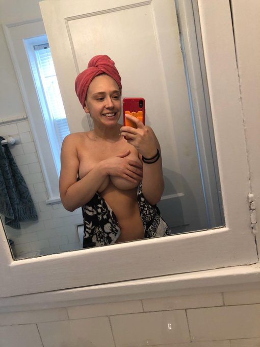 Fresh from the shower and ready to play 🚿😈  https://t.co/HWWpM37crV https://t.co/u4k31X1Hu5