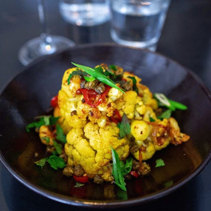 Want to spice up your lunch? 🌶Try Turmeric Roasted Cauliflower from #20eChicago! 😋