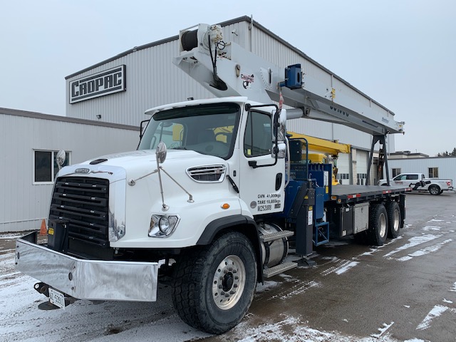 CropacEquipment's tweet photo. 2017 MANITEX 30100C Mounted on 2017 FREIGHTLINER 114SD

- 100’ four section main boom with quick reeve head
- Two piece 46’ swing-away jib
- Out and Down front outriggers with mid span charts
- 20,000lbs front axle, 40,000lbs rear axles, with 46,000lbs airliner https://t.co/QUBX2bwkuX
