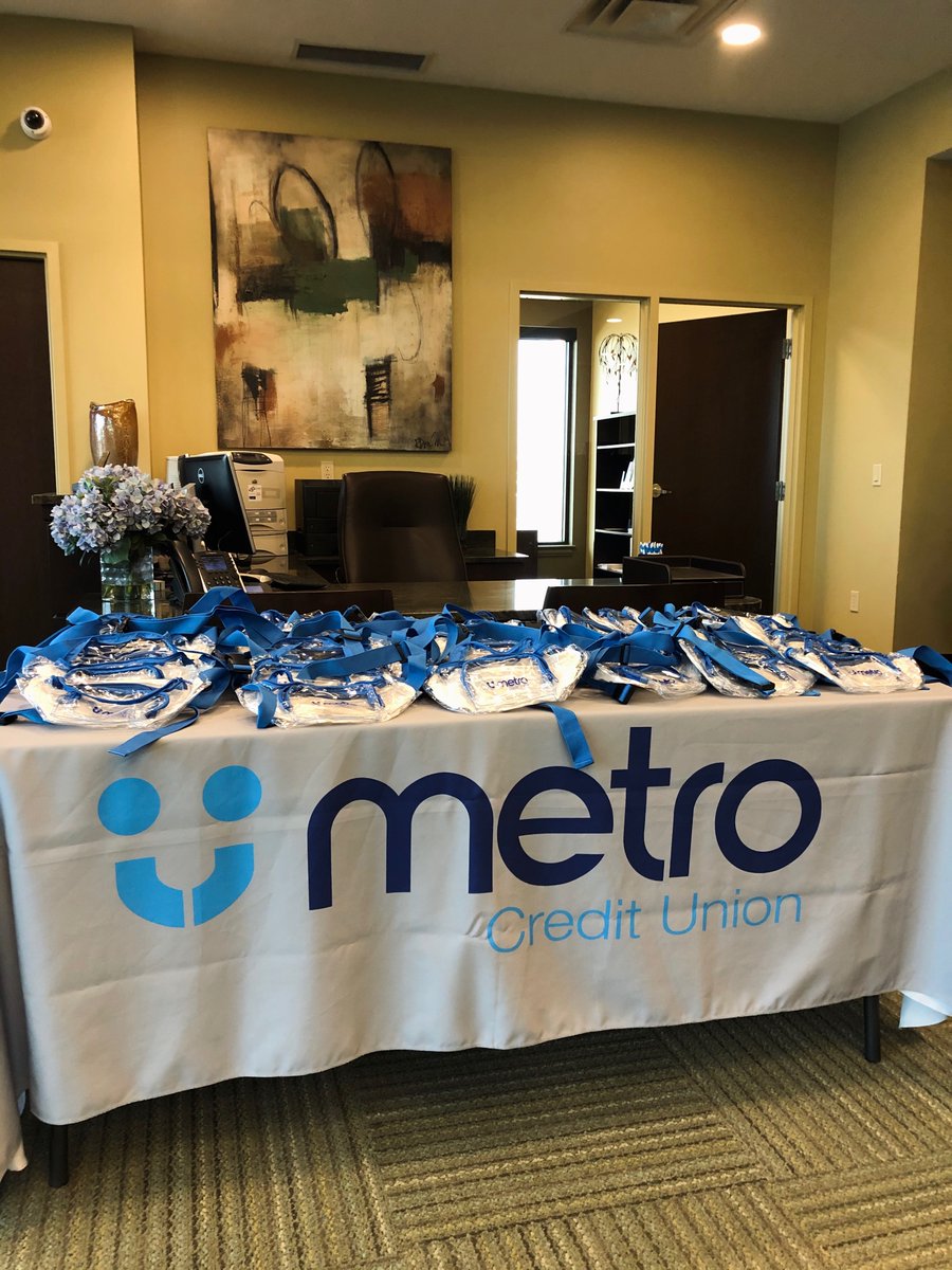 MyMetroCU's tweet photo. Today is International #FannyPackDay and your chance to pick up a FREE fanny pack at your favorite @MyMetroCU  branch! Metro Credit Union's 50th &amp; L Street location is ready for you! Limited supplies available. #YourLocalAdvantage https://t.co/yvCBgkty74