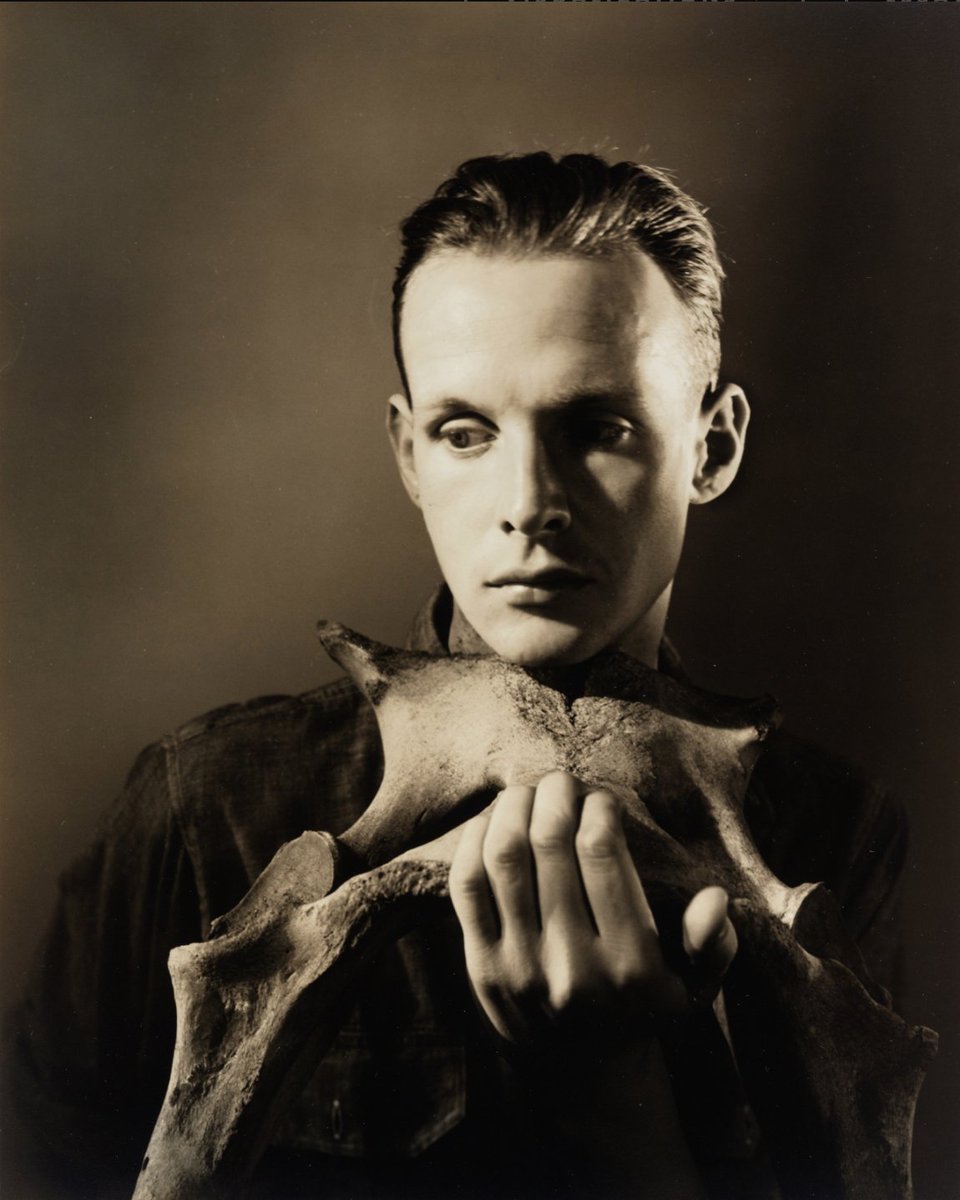  Great photographers by great photographersHenri Cartier-Bresson by George Platt Lynes, 1935 @MuseumModernArt This shot makes a nice pair with the George Hoyningen-Huene portrait at the top of this thread.