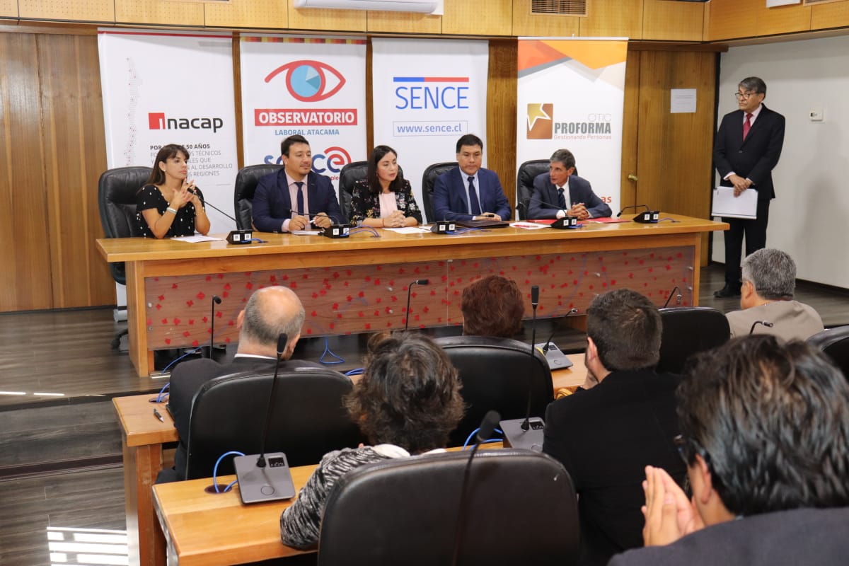 Gob_Copiapo's tweet photo. Gobernadora de la Provincia de #Copiapó @PaulinaBassaure junto a @MintrabAtacama @senceatacama @OTICProforma
firman convenio de @OLAtacama 2020, con la finalidad de generar información sobre mercado laboral de #Atcama enfocado en ocupaciones y habilidades en el territorio. https://t.co/gZ2y1TH2hQ