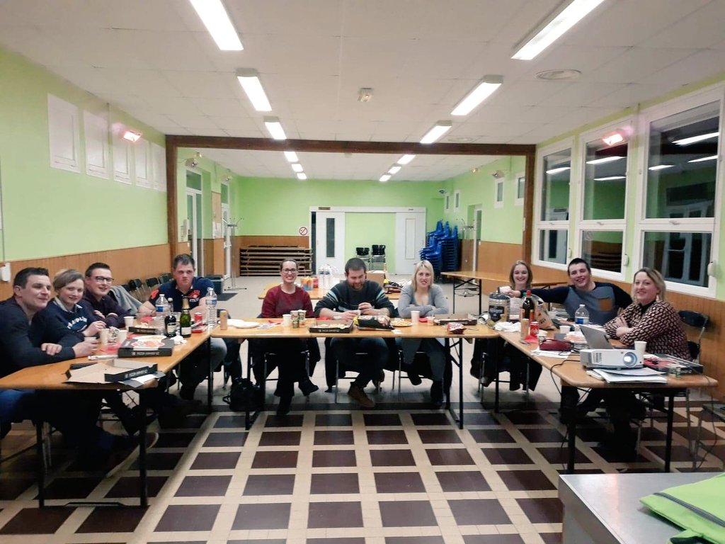 AS_Delassus's tweet photo. La semaine dernière c'était soirée débat-pizza avec les jeunes installés @SodiaalCoop de la Côte d'Opale. Ça fait plaisir d'échanger avec des jeunes motivés ! 
Regardez bien... la parité de la soirée 👩‍🌾👨‍🌾🐄
#CeuxQuiFontLeLait #Convivialité #JourneeInternationaleDesDroitsDesFemmes https://t.co/WXwwv03Si0