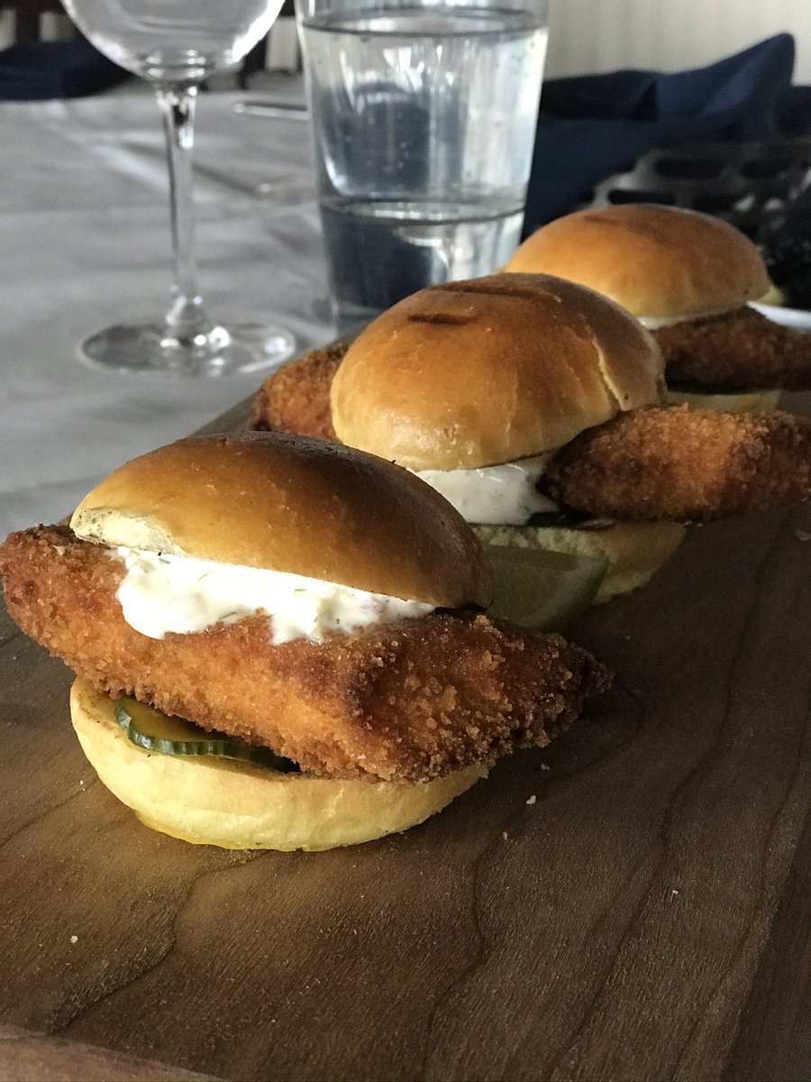 Severn_Inn_MD's tweet photo. 🚨 New menu item alert 🚨 Crispy fish sliders with lime tarter sauce &amp; pickles. Available all day! #Lunchtime #annapolis https://t.co/5I6I3BxXVq