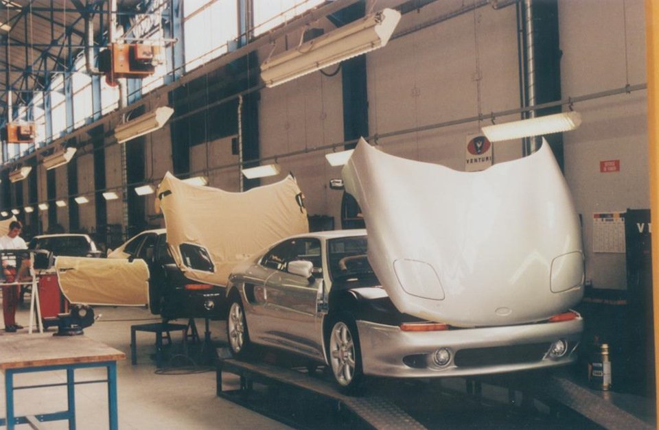 AutomobileLa's tweet photo. Une #300Atlantique en cours de construction à #Couëron, en #LoireAtlantique : à cette époque, on croyait encore en #Venturi ! https://t.co/t5cpCKYwEQ
