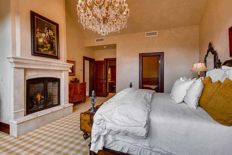 At this elegant Ski-In/Ski-Out #vacationhome in #BeaverCreek, enjoy a great location near the village, wonderful ski access, beautifully polished accommodations &amp; a private hot tub. 🎿 Your #ski vacation can be everything you dream of at 170 Village Walk! bit.ly/2W9idQC