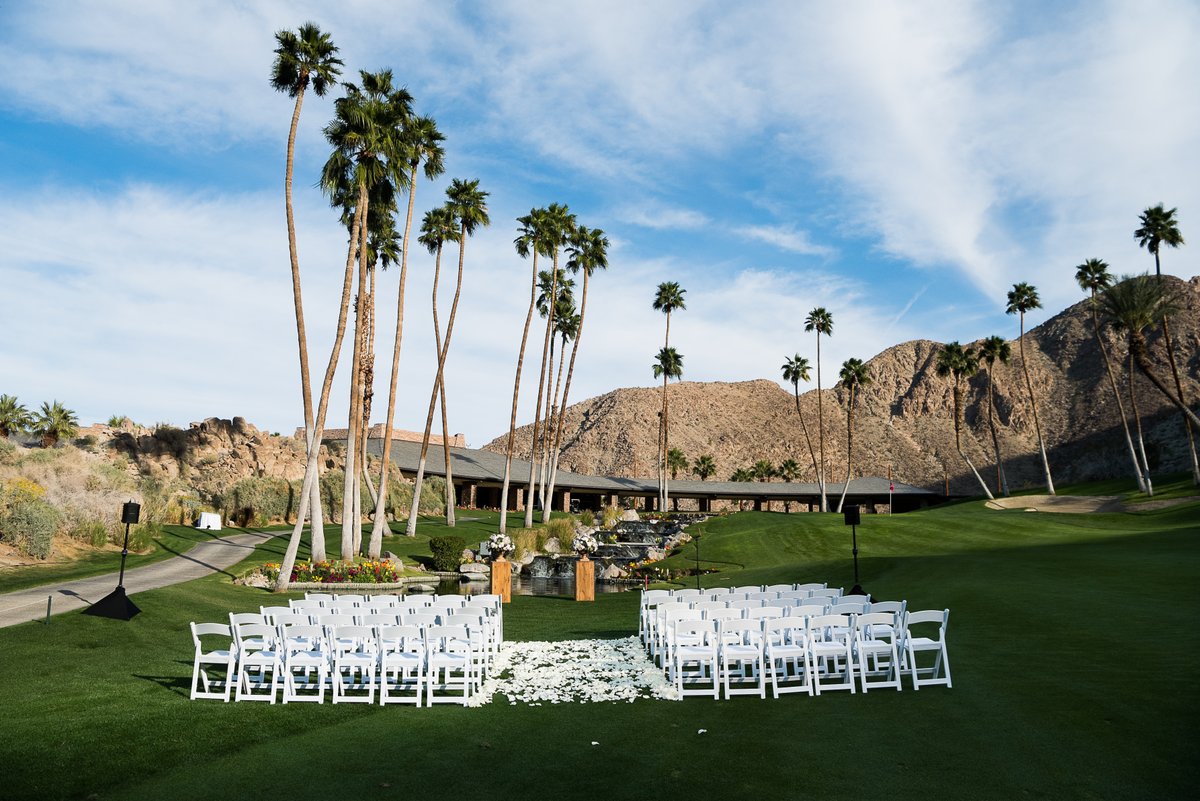 ArtisanEvent's tweet photo. Beautiful with a side of sunshine🌤️ 
Perfect day for a Wedding💍
@CallawayGable @musicmedia.ent @makeupbyketurah
@exquisitedesserts @bensonlisaa @dougfissell @lovelivesherebridal https://t.co/ifsSzHqpQ1