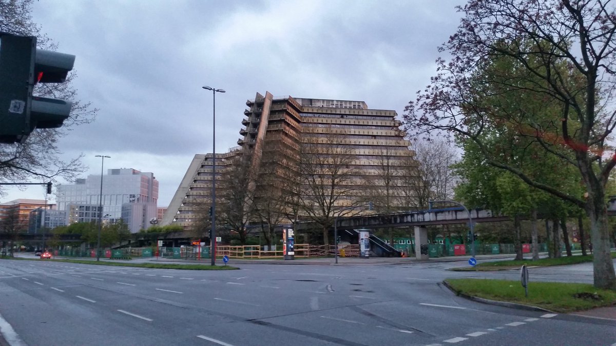 HappyHippoHH's tweet photo. Liebe Hamburger, kennt ihr noch die alte #Postpyramide? Heute ist alles abgerissen. Hier gibt es noch ein paar Impressionen aus meiner Urban Exploring Sammlung. 12 Stockwerke nach oben, 5 nach unten. #urbex #lostplaces https://t.co/irISTxfWSp