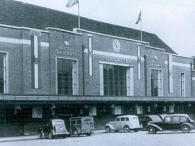 IronFelix17's tweet photo. @_doublearrow Donny council doing what they do best, wasting money on pointless street furniture. The station frontage looks hideous now, alas in keeping with the rest of the town. A once decent place ruined. https://t.co/z8jlXVbMoS