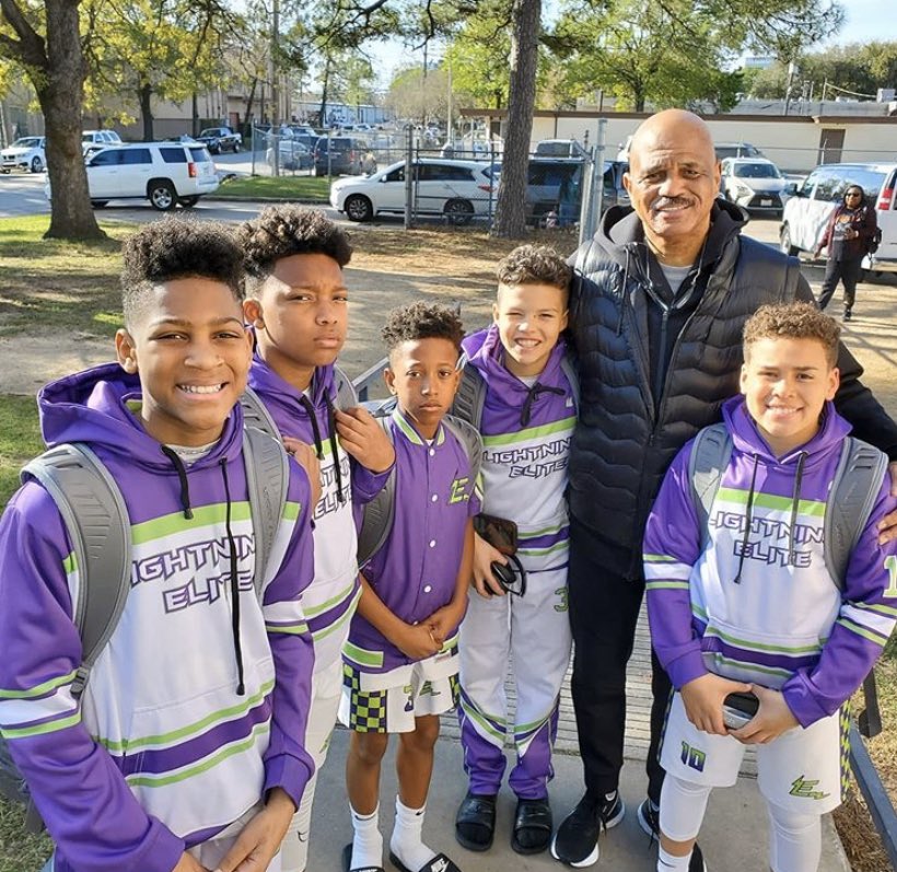 Tr3Williams's tweet photo. TBT...Great hitting the hardwoods with my bros last weekend! @johnlucas1 #basketballlegend #JLAllStarweekend2020 #LE2027 #multisportathletes @PlayBookAthlete @JLEnterprises https://t.co/nBmiPCtROP