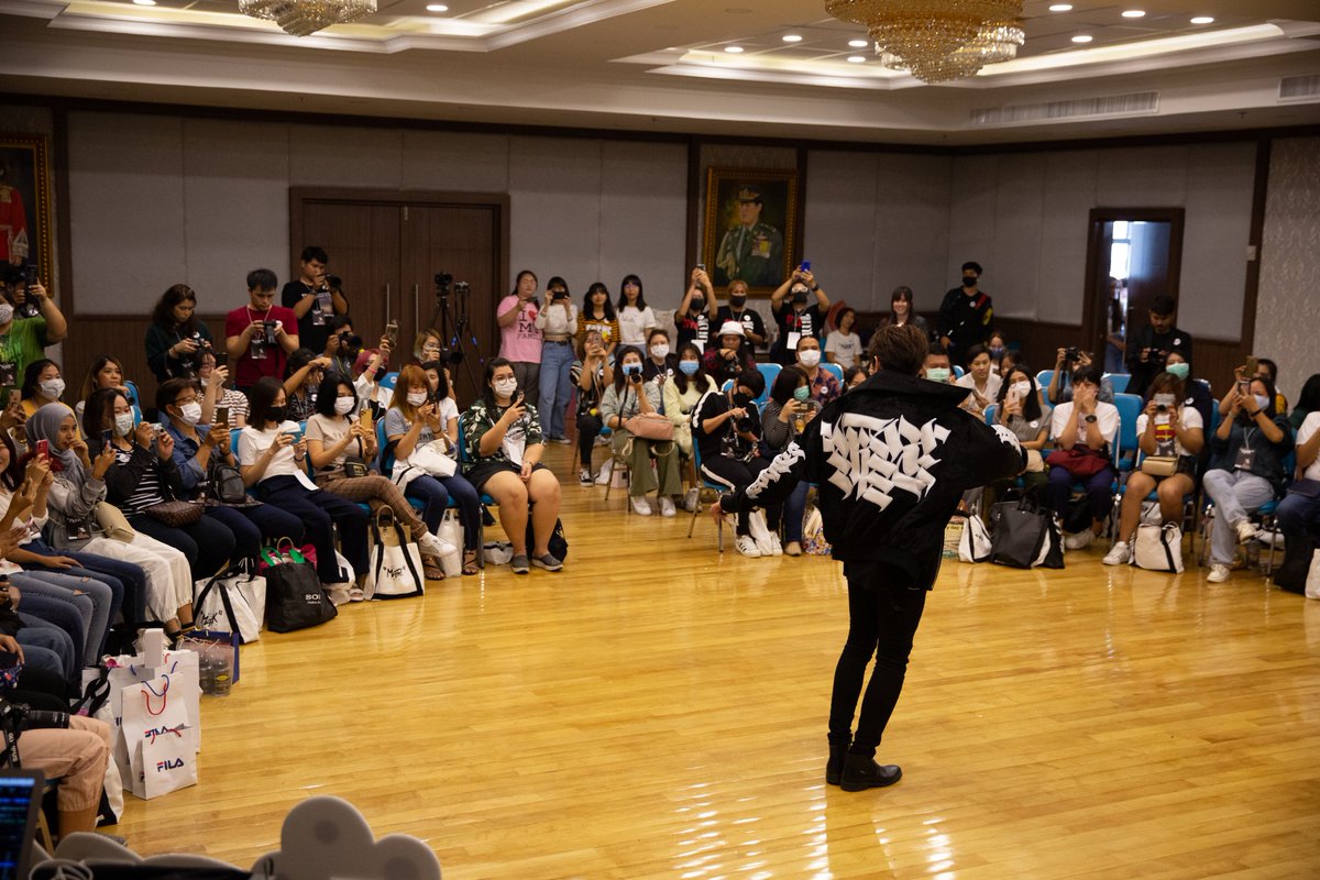 tttReea's tweet photo. ครส.ส่วนตัวชอบ2รูปนี้ที่สุดเพราะสายตาทุกคู่จ้องและโฟกัสไปที่เดียวกัน ยังจำภาพตอนที่น้องออกมาเต้นในวันงานได้ ทึ่งมากที่ได้เห็นน้องในมุมที่แม่คนนี้ไม่เคยเห็นมาก่อน การไปร่วมงานในวันนั้นทำให้เราได้รู้จักมุมอื่นๆของน้องเพิ่มมากขึ้น ดีใจที่ได้รู้จักนะครับมาร์ค #FirstMeetWithMark080320 https://t.co/Ecq59ZBxsp