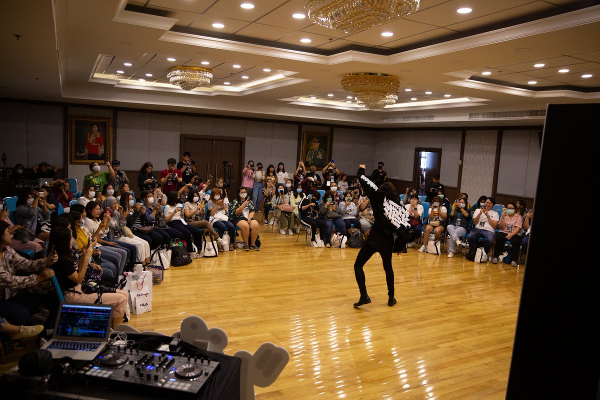 tttReea's tweet photo. ครส.ส่วนตัวชอบ2รูปนี้ที่สุดเพราะสายตาทุกคู่จ้องและโฟกัสไปที่เดียวกัน ยังจำภาพตอนที่น้องออกมาเต้นในวันงานได้ ทึ่งมากที่ได้เห็นน้องในมุมที่แม่คนนี้ไม่เคยเห็นมาก่อน การไปร่วมงานในวันนั้นทำให้เราได้รู้จักมุมอื่นๆของน้องเพิ่มมากขึ้น ดีใจที่ได้รู้จักนะครับมาร์ค #FirstMeetWithMark080320 https://t.co/Ecq59ZBxsp