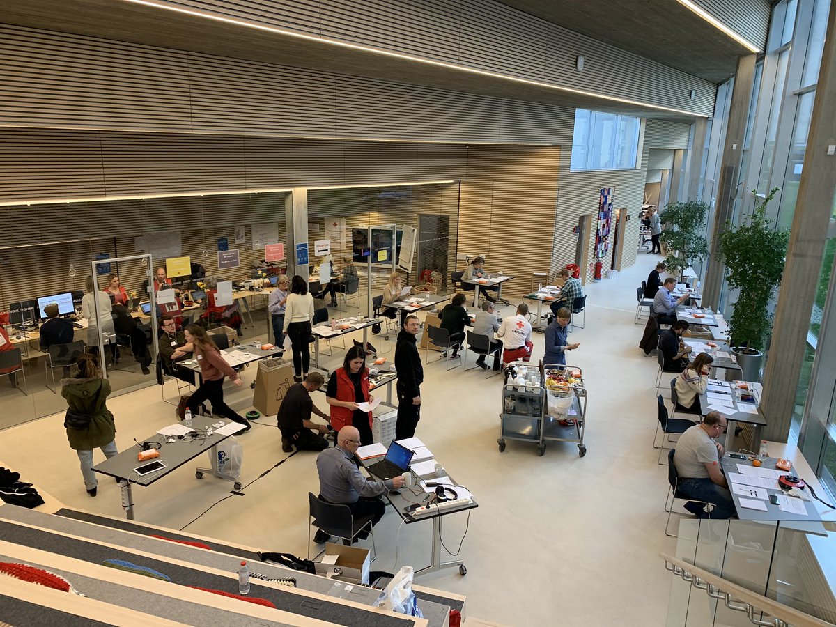 Hjælp twitterfolk. <a href="/danskrodekors/">Røde Kors</a> mangler akut folk til corona call center i nat 22.30-06.30. Kræver ingen forudsætninger - oplæring på stedet - Blegdamsvej 27. Skriv på callcenter@rodekors.dk. Del meget gerne.