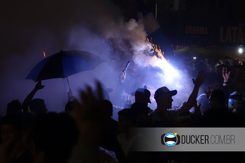 Rádio Pachola (@radiopachola) on Twitter photo O #Grêmio solicita que os torcedores que irão recepcionar a chegada da delegação façam na frente da rótula da rampa oeste.
📸 <a href="/Ducker_Gremio/">Richard Dücker</a> O #Grêmio solicita que os torcedores que irão recepcionar a chegada da delegação façam na frente da rótula da rampa oeste.
📸 <a href="/Ducker_Gremio/">Richard Dücker</a>