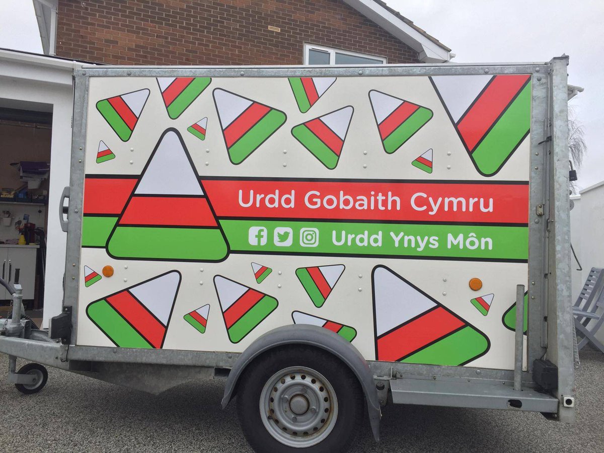 urddynysmon's tweet photo. Trelar y Rhanbarth wedi cael bach o TLC. Diolch Go Design am wneud y gwaith! A diolch Arbennig i O R Jones am noddi! #urdd2020 https://t.co/tOLLrFXcNS