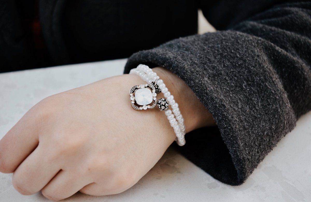 AKoplikDesigns's tweet photo. Happy Thursday! 😊 Just popping up in your feed to add some sparkle to your day!  ✨

#annekoplik #sparkle #shinebright #braceletsofinstagram #opalbracelet #swarovski #instastyle https://t.co/ABcMZ55QdD