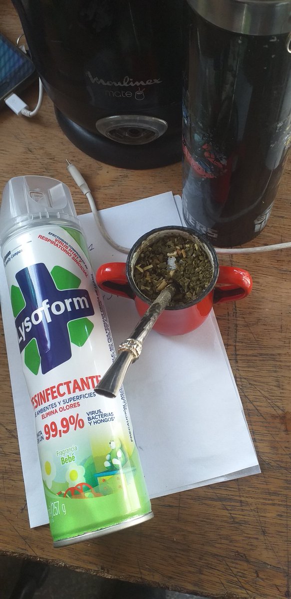 simpsegur's tweet image. Hablando de @EstupidezH  mi compañero de trabajo vació uno de estos sobre el equipo de mate.
#coronavirus #CODVID19 #BuenJueves