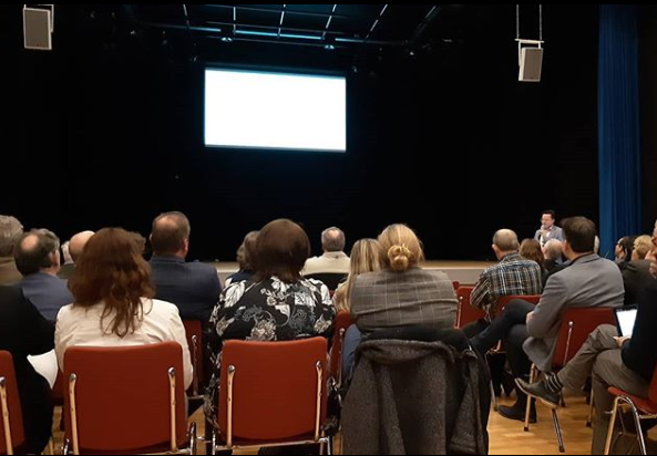 Maandag waren we bij de regionale energie strategie. Er waren echt te weinig jongeren aanwezig. 19 maart hebben we het erover in Wageningen (gebiedsconferentie). Kom dus vooral en zorg ervoor dat er meer jongeren mee praten! Aanmelden kan via visiebuitengebied@wageningen.nl.