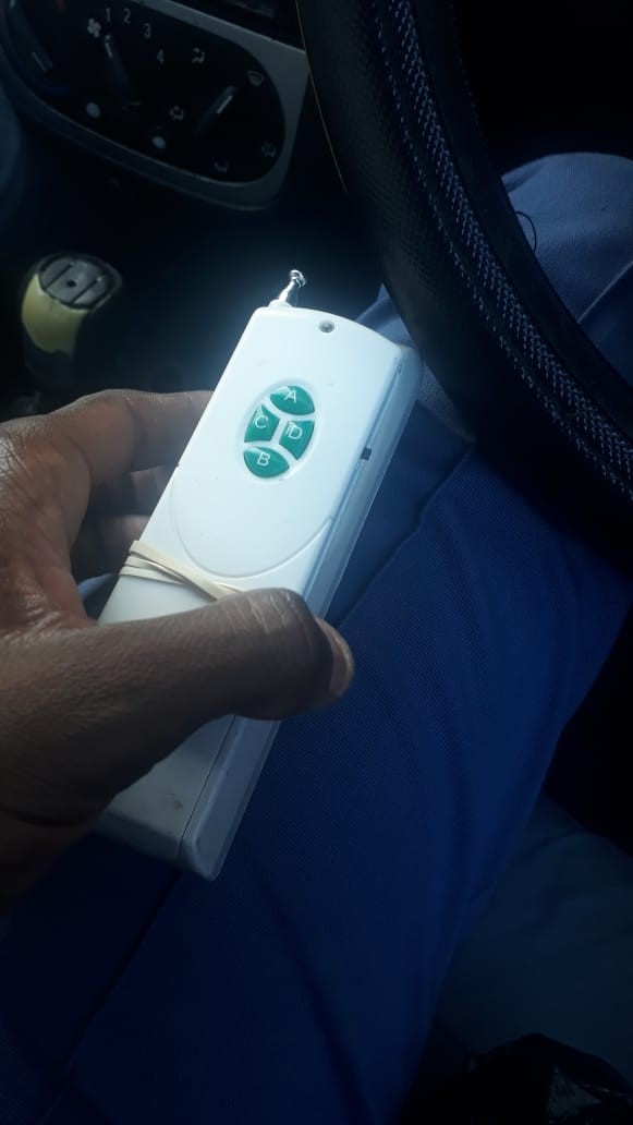 SAPoliceService's tweet photo. #sapsKZN Suspect (40) nabbed on 11/03 in Port Shepstone CBD with #RemoteJamming device. Suspect linked to other cases. Investigation led detectives to KwaMashu B Section where a firearm, reportedly stolen, was recovered. #TrioCrimes ME
https://t.co/4zFWAtMR9J https://t.co/vjtV5lvYHF