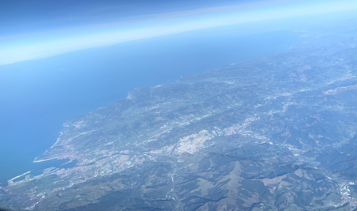 EMoresco's tweet photo. Ayer con un dia espectacular sobrevolando Vitoria y Bilbao en el Vuelo ALC-LGW @AeroLEVT @controladores  @SpottingAlc #B737 #FL380 https://t.co/CiXLoRR76q