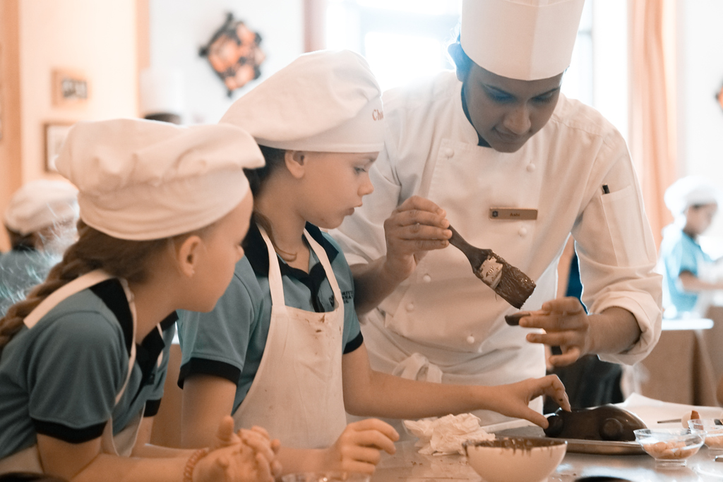 Gather the whole family for a wonderful brunch every Friday at Sofra, and let our chefs entice your palate while the kids enjoy creative activities.
Every Friday from 1pm from AED 279
Book now bit.ly/2n8xBxh
