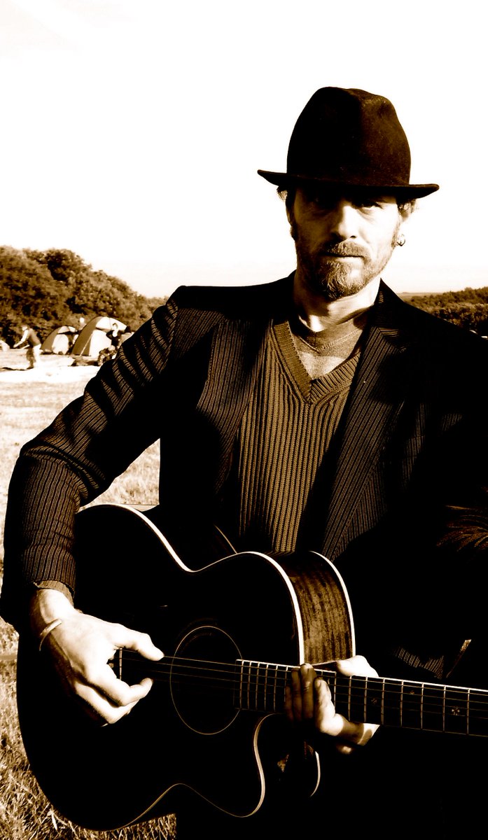 WildWorldEvent's tweet image. Lacuna (Algy Behrens) is a one man band who performs with a loop station enabling him to layer textures, rhythms and melodies with a variety of #stringed instruments, to produce a mesmerising variety of styles and sounds. #FolkMusic #Event #ThursdayThoughts