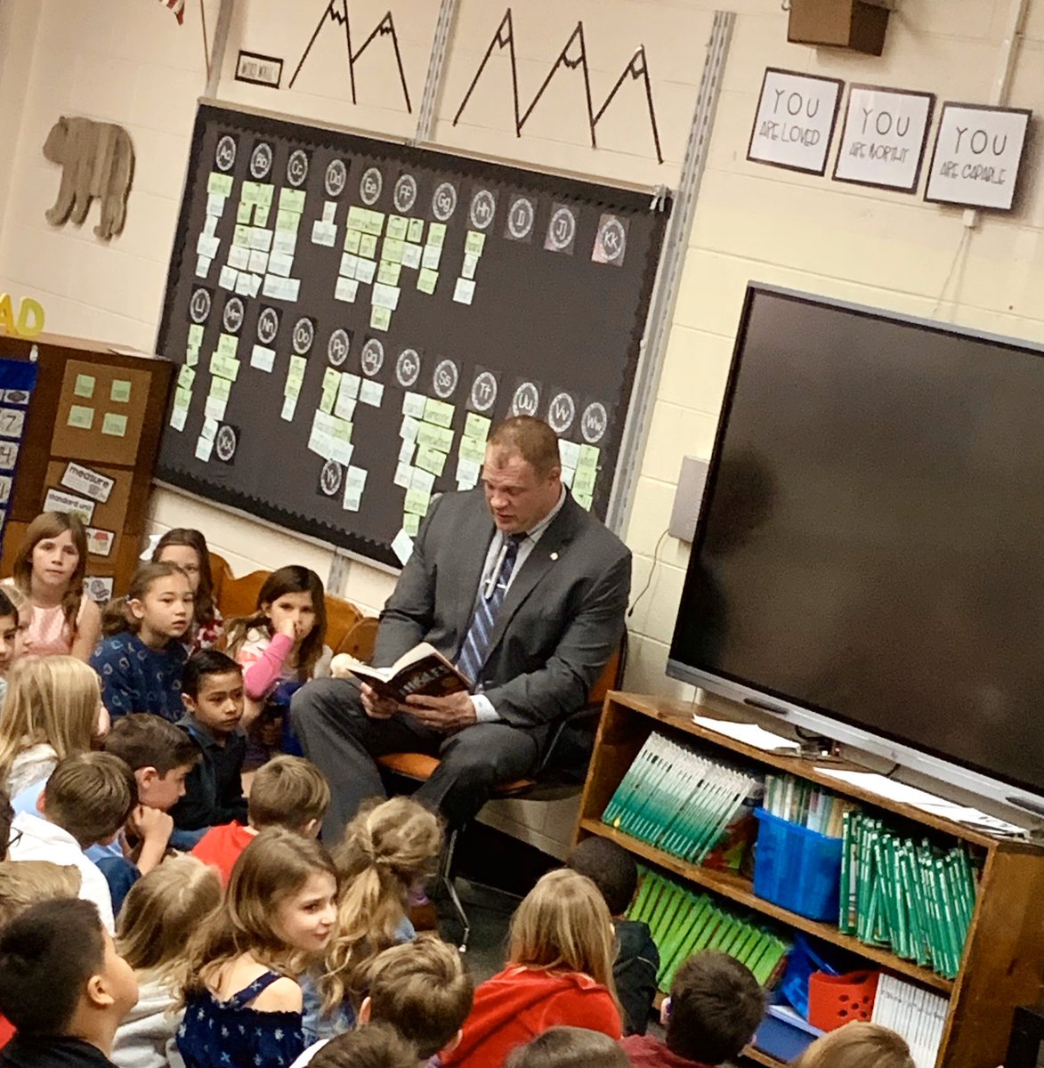Guess who the mystery reader was today in 2nd grade? Thank you <a href="/GlennJacobsTN/">Glenn Jacobs</a> for taking time out of your day to model a love of literacy for our students! @MichelleSHarper <a href="/LianaGibson2/">Liana Gibson</a> <a href="/CADowell1/">Christy Dowell</a> <a href="/KnoxCoElemELA/">KCS Elementary ELA</a>