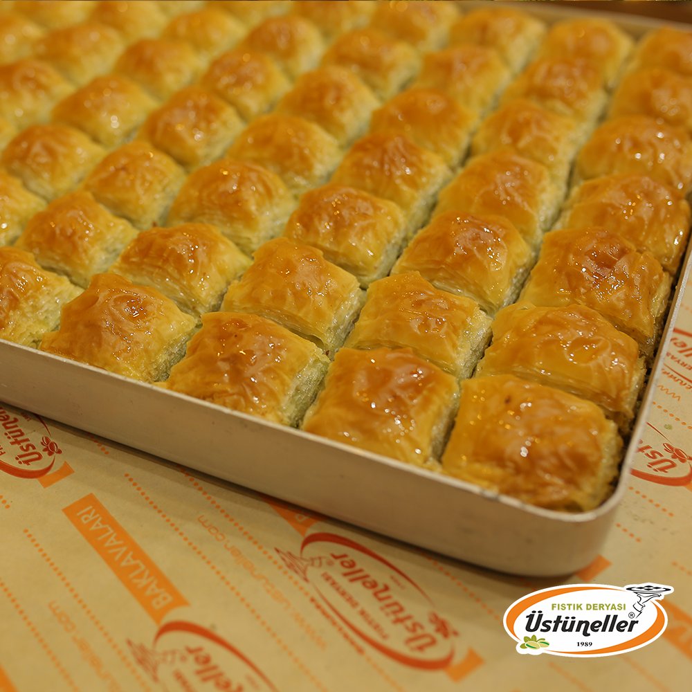 Baklavadan vazgeçemeyen fakat yoğunluğundan şikayet edenlerdenseniz, hafif lezzeti ile kuru baklava tam size göre! İletişim için telefon numaramız: (0312) 285 63 01
.
.
.
#kurubaklava #fıstıklıbaklava #baklava #çölyak #balgat #çankaya #ankara