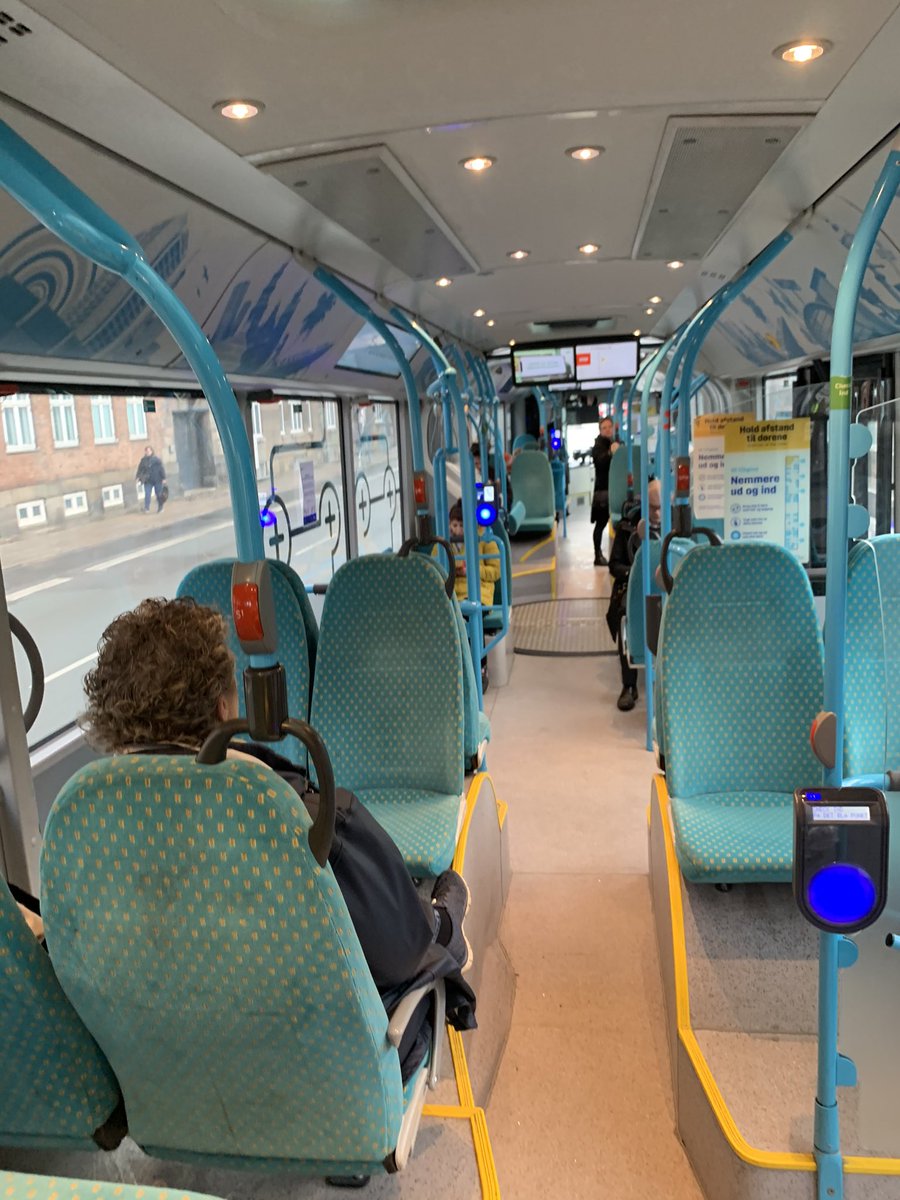 snagehoved's tweet photo. Plads i bussen, plads i toget, alle er i supermarkedet for at hamstre https://t.co/aLWPKnhH3F