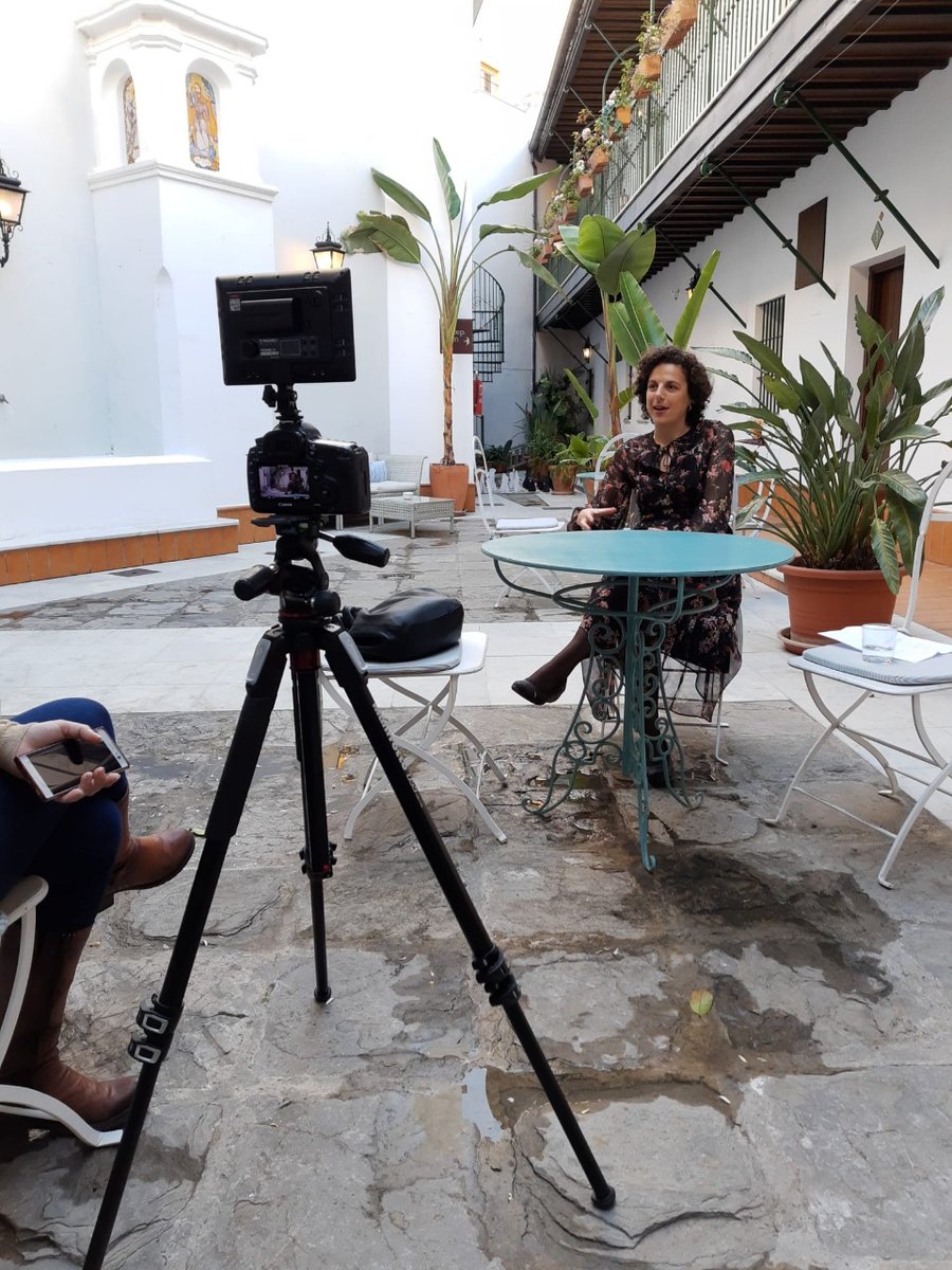 Ayer el patio de nuestro Corral de San José acogió parte del rodaje del documental "Grandes mujeres de mi tierra", en el que participa AMMAA Las Roldanas. 

No enorgullece mucho haber colaborado. ¡Muchas gracias por contar con Singular Apartments!