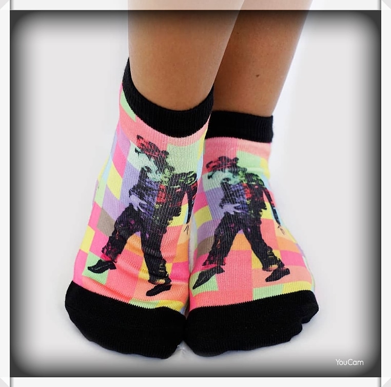 pinela_chau's tweet photo. QUÉ BONITOS SOQUETES PINELESCOS PARA UN #MoonWalk!! 🧦🌙🌒🧦🌖🧦
#Soquetes #SoquetesDeDiseño #ModeloCoraje #Estampas #MichaelJackson #ElReyDelPop #KingOfPop #CaminataLunar #JustBeatIt #Diseño #Accesorios #AccesoriosDeDiseño #ChauPinela #AnticipoOtoño2020 #ColeccionOtoño2020 https://t.co/Y94eJtmdYA