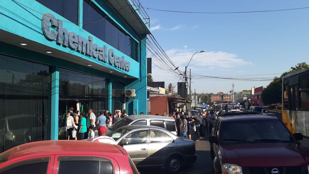 Bastet94's tweet photo. Se entiende la urgencia de comprar insumos de higiene pero creo que la aglomeración tampoco es algo bueno ahora mismo. #coronavirus @Santula https://t.co/biT4U1ux8J