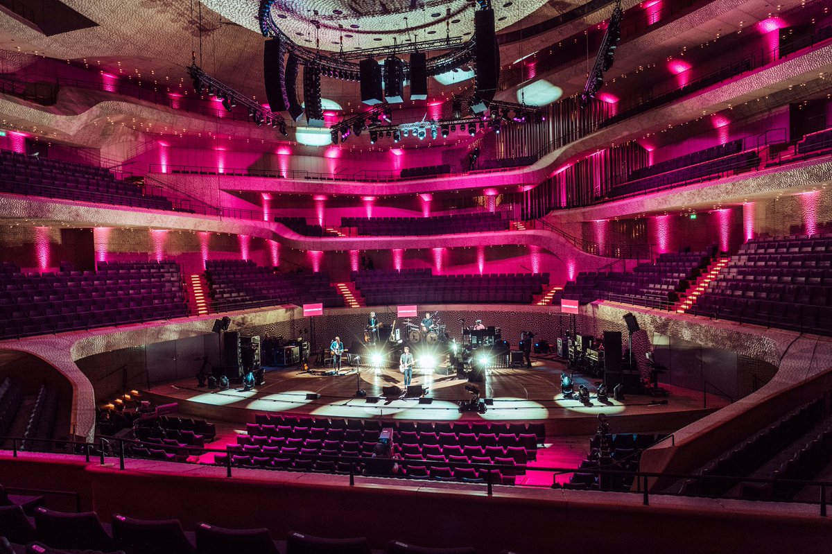 Im Rahmen des gestrigen digitalen #live Street Gigs mit <a href="/JamesBlunt/">James Blunt</a> in #hamburg haben wir unsere neue Geschäftskunden-Kampagne „X-mal mehr Möglichkeiten“ mit einer fulminanten Illumination des Wahrzeichen gestartet. So geht Digitalisierung. Einfach. Machen. #xmalmehr #dabei