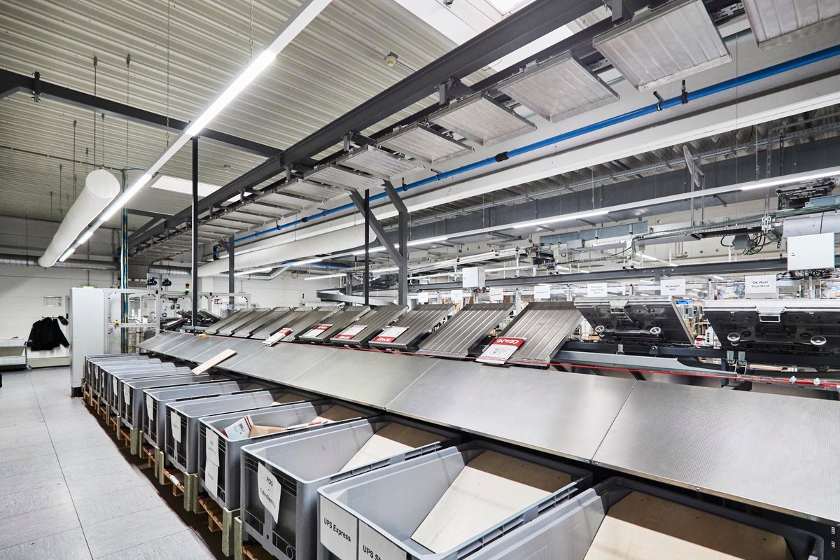 DIN A3 photo calendars are also no problem for the highly flexible Denisort system. The Swiss company Ferag AG installed a sorting system at Europe's leading photo service provider CEWE in Oldenburg/Germany, which has some very special features. ferag.com/en/company/new…