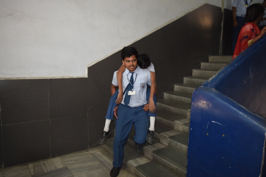DamanFire's tweet photo. Organized Fire Evacuation Drill at Shreenathji English Medium School, Varkund, Nani Daman on 12/03/2020 amongst Students &amp; Teachers to create awareness in case of any emergency.
#FireSafety #StudentsAwareness @Minhas1Rakesh @CollectorDaman @gurpreetdanics
@DmnCeodp @CharmieParekh https://t.co/xLpTqwwI2q