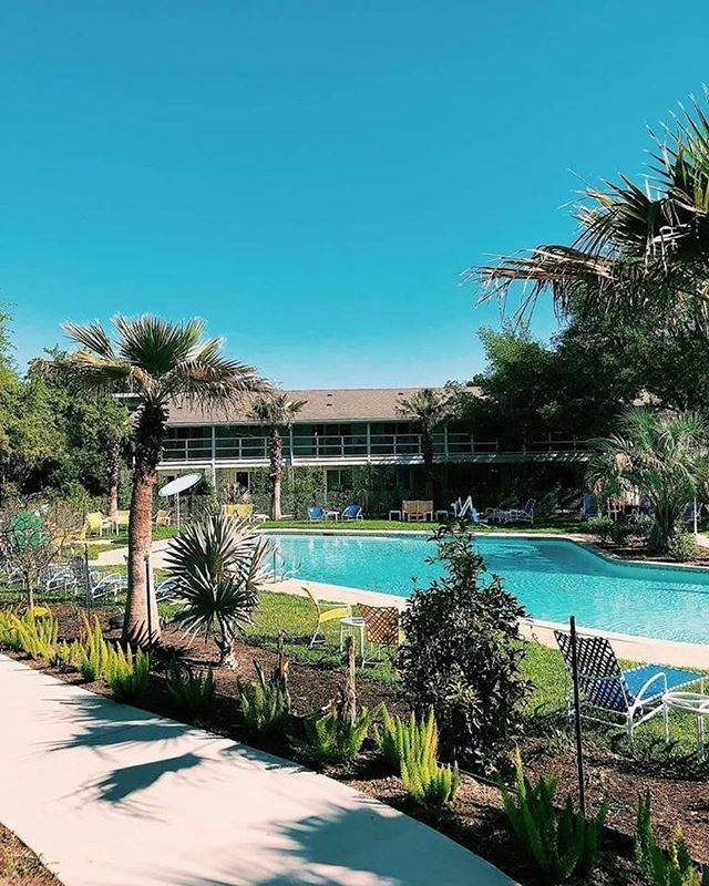 TxBrazosTrail's tweet photo. Spring break ready in Salado, Texas, with blue skies and a heated pool! Book your stay at this Salado retreat ⁣TODAY! 📸: @shelbysorrel https://t.co/hww7Ub28RE https://t.co/nLf6jq2MwG