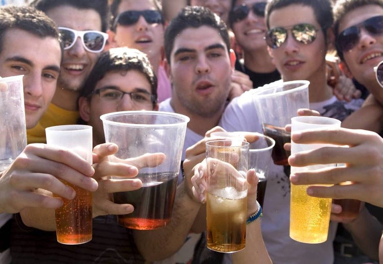 fjconpe's tweet photo. Joven: 

Cuando te vas de cervecitas, al gimnasio, al cine o a fiesta en casa de amigos, tú te arriesgas solo a una gripe liviana, pero para tu padre o abuelo puede significar la muerte. 

#Quédateencasa (hasta que pase esto) https://t.co/n7zouiUeBf