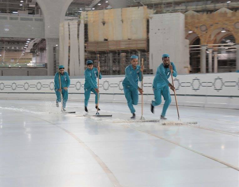 ⚠ Dernière Info #Omra #coronavirus
👉La Présidence des Deux Mosquées Saintes lave et stérilise la cour et les entrées 3 fois entre les prières Isha et Fajr de manière ciblée afin d'assurer la sécurité des visiteurs de Masjid Al Haram, et d'assurer l'élimination de tous les virus