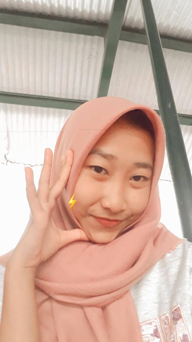 serapinzee's tweet image. Gak usah sok cantik, cowokmu tak senyumin dikit, selesai perjuanganmu!

#KamisHalu