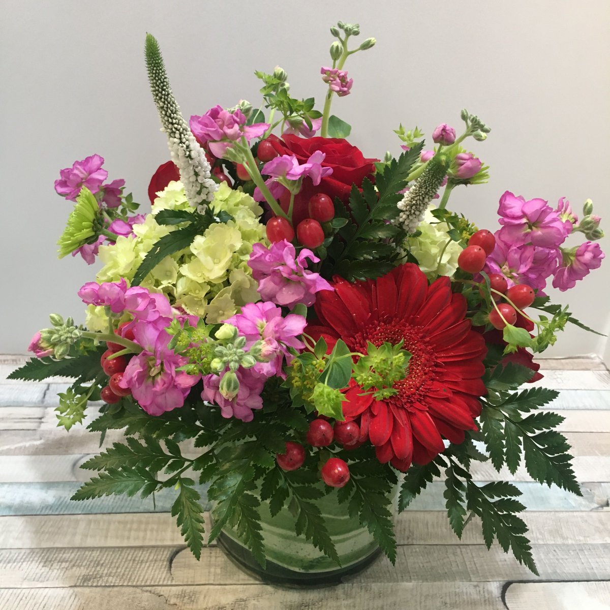 ParamountFloral's tweet image. The Victorian meaning of the gerbera daisy is happiness, So How about sending some happiness to a special person in your life? Give us a call, or order anytime online!

#OstervilleFlorist #ShopLocalCapeCod