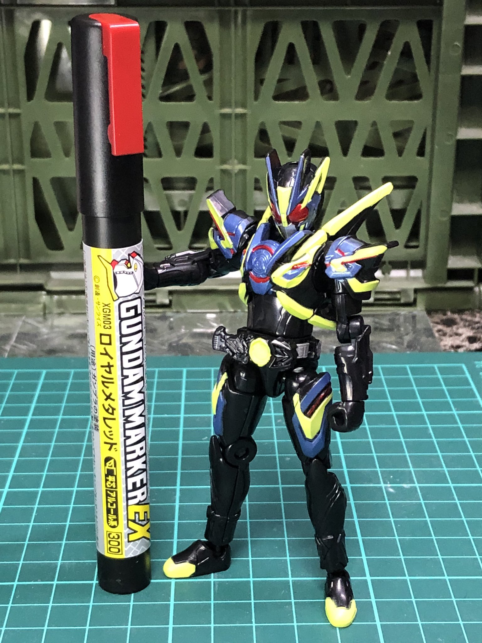 あるとん 最近発売されたガンダムマーカーロイヤルメタレッドを 装動で試し塗りしてみた 圧倒的な隠蔽力で黒地にも当然のように駆け巡るよ 色も真紅のメタルって感じで アサルト系ライダーとの相性が抜群だ エアブラシシステムで広範囲塗りも試